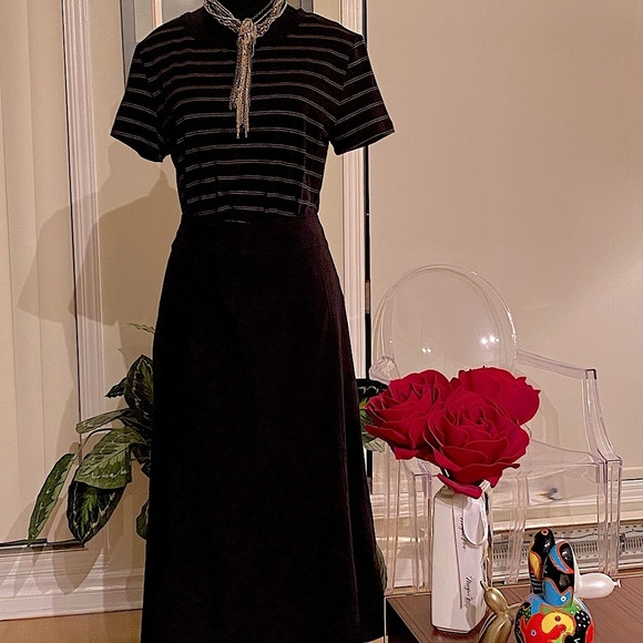 Reitmans black  full A-line skirt w/ back zip & top hook closure. 🖤 - Picture 3 of 11